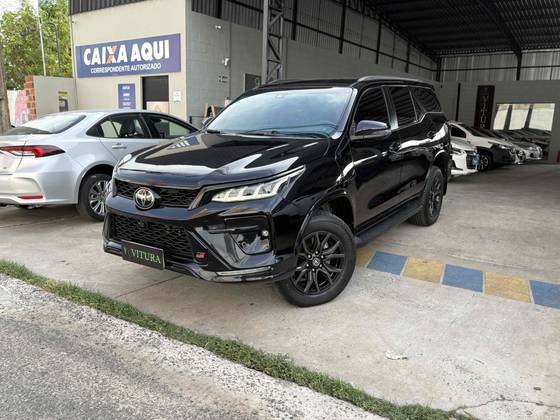 TOYOTA HILUX SW4 2.8 D-4D TURBO DIESEL GR-S 7L 4X4 AUTOMÁTICO